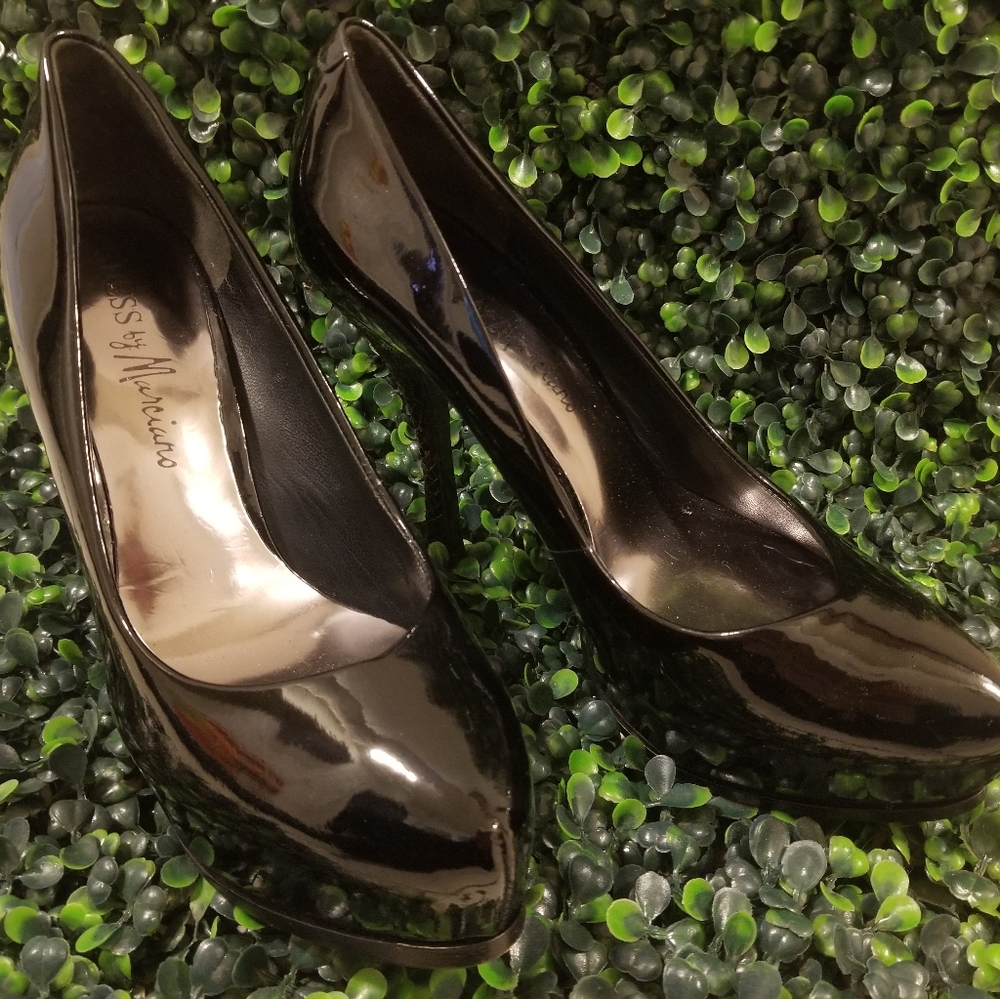 Black closed toe platform heels Guess by Marciano size 8